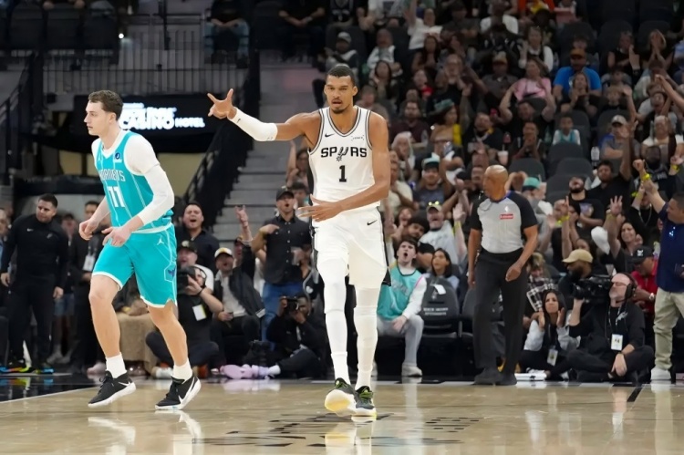 星空体育官方网站-文班亚马捕住黄蜂：遮天蔽日的存在感